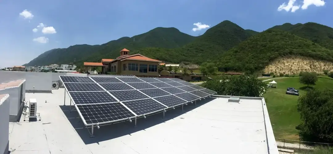 Casa en Monterrey con paneles solares Energon en la azotea