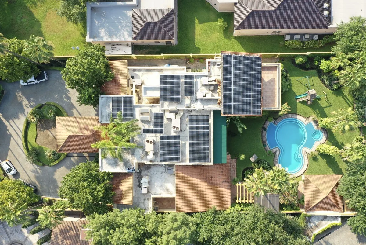 Vista aérea de una residencia con paneles solares en la azotea