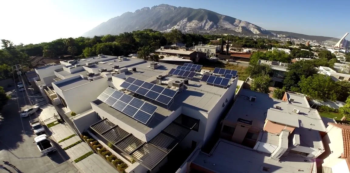 Paneles solares sobre losa de concreto con la sierra de Monterrey al fondo