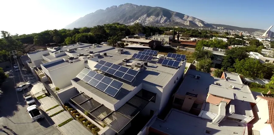 Paneles solares sobre losa de concreto con la sierra de Monterrey al fondo