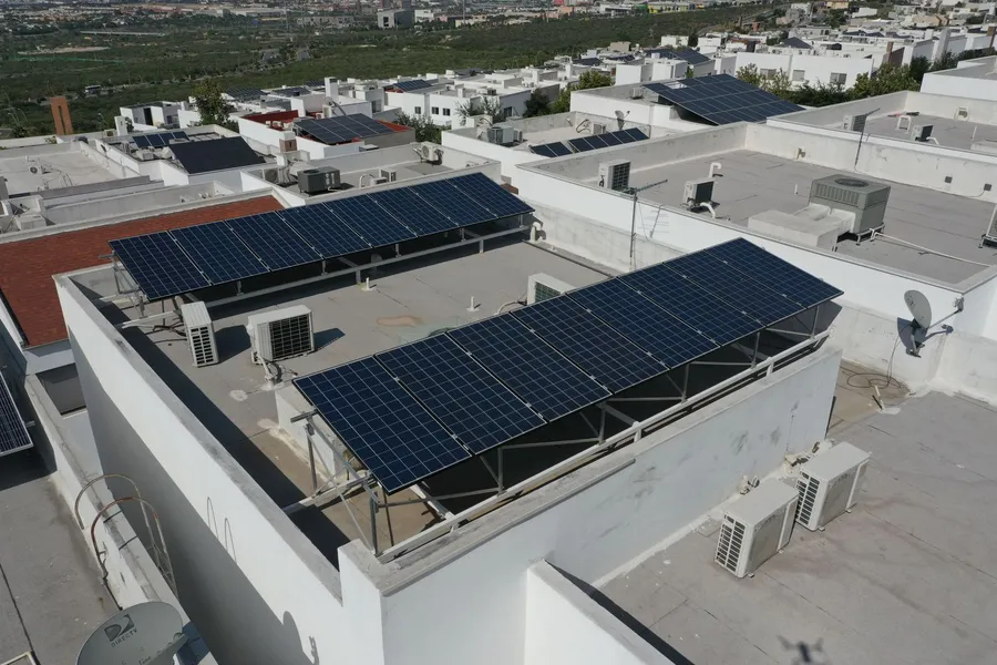 Paneles solares sobre estructuras en azoteas de un fraccionamiento