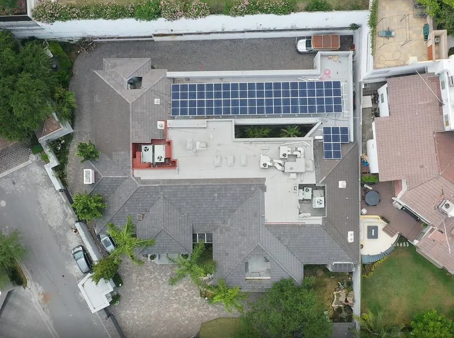 Vista aérea de una residencia con paneles solares instalados