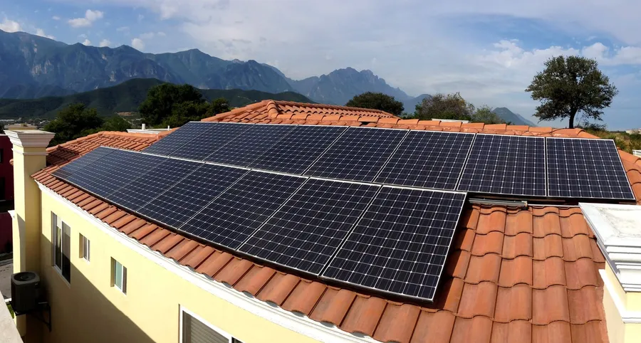 Paneles solares en el techo de teja de una casa en Monterrey