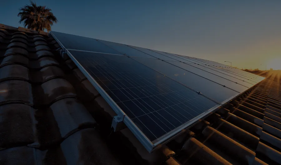 Paneles solares en un techo de teja al atardecer